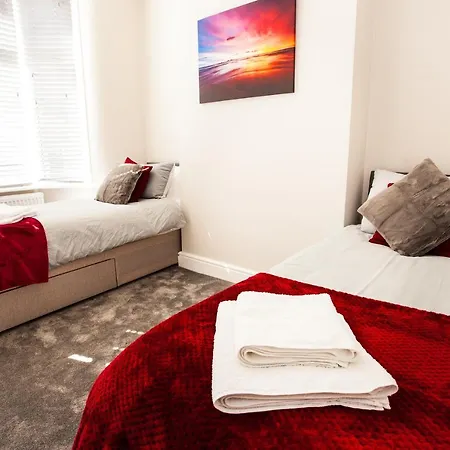 Contractor House, Sleeps 7, Close To Restaurant's & Bars, Long Available, Oveyo *