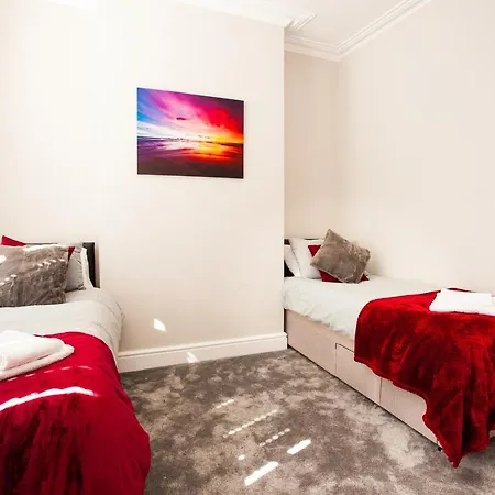 Contractor House, Sleeps 7, Close To Restaurant's & Bars, Long Available, Oveyo