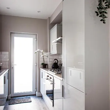 Apartment Contractor House, Sleeps 7, Close To Restaurant's & Bars, Long Available, Oveyo *