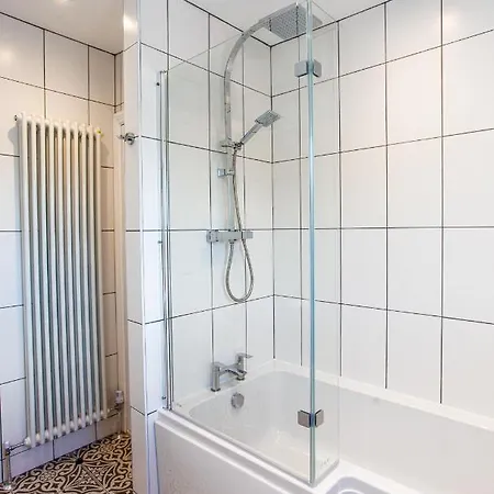 Contractor House, Sleeps 7, Close To Restaurant's & Bars, Long Available, Oveyo Apartment