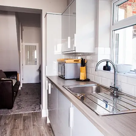 Contractor House, Sleeps 7, Close To Restaurant's & Bars, Long Available, Oveyo Apartment
