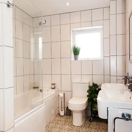 Contractor House, Sleeps 7, Close To Restaurant's & Bars, Long Available, Oveyo