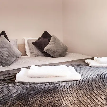 Contractor House, Sleeps 7, Close To Restaurant's & Bars, Long Available, Oveyo Apartment