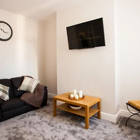 Contractor House, Sleeps 7, Close To Restaurant's & Bars, Long Available, Oveyo * Middlesbrough