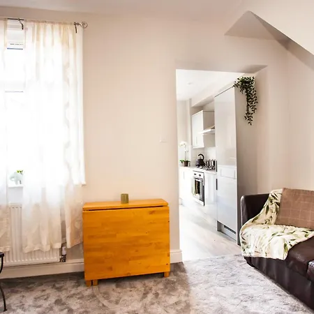 Contractor House, Sleeps 7, Close To Restaurant's & Bars, Long Available, Oveyo *
