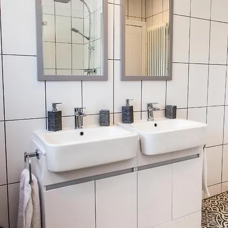 Contractor House, Sleeps 7, Close To Restaurant's & Bars, Long Available, Oveyo Apartment Middlesbrough