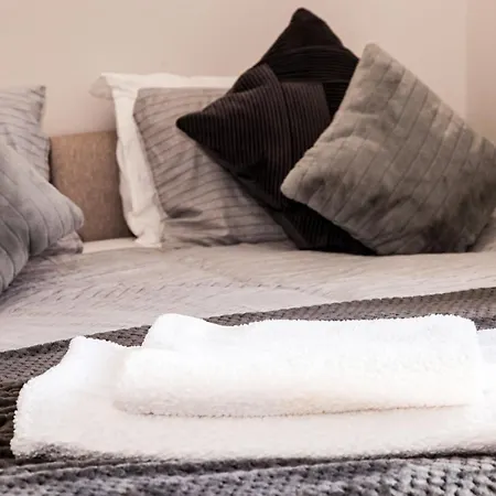 Contractor House, Sleeps 7, Close To Restaurant's & Bars, Long Available, Oveyo Apartman *
