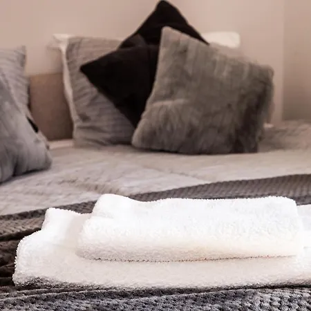 Contractor House, Sleeps 7, Close To Restaurant's & Bars, Long Available, Oveyo Middlesbrough