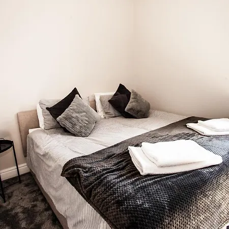 Contractor House, Sleeps 7, Close To Restaurant's & Bars, Long Available, Oveyo *