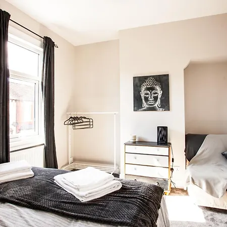 Contractor House, Sleeps 7, Close To Restaurant's & Bars, Long Available, Oveyo Apartmán *